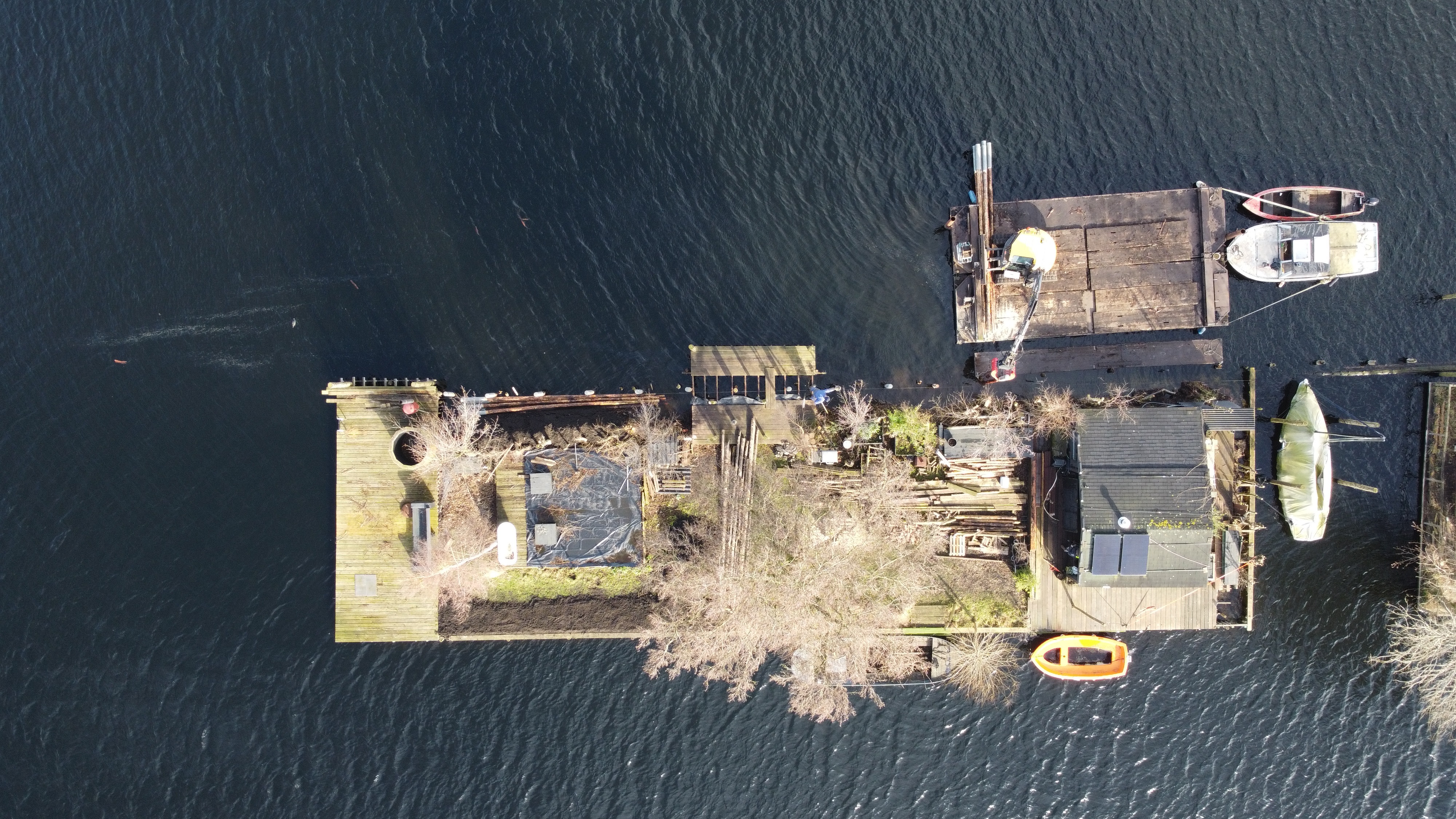 Strakke kunststof damwand langs een tuin aan het water in de regio Vinkeveen